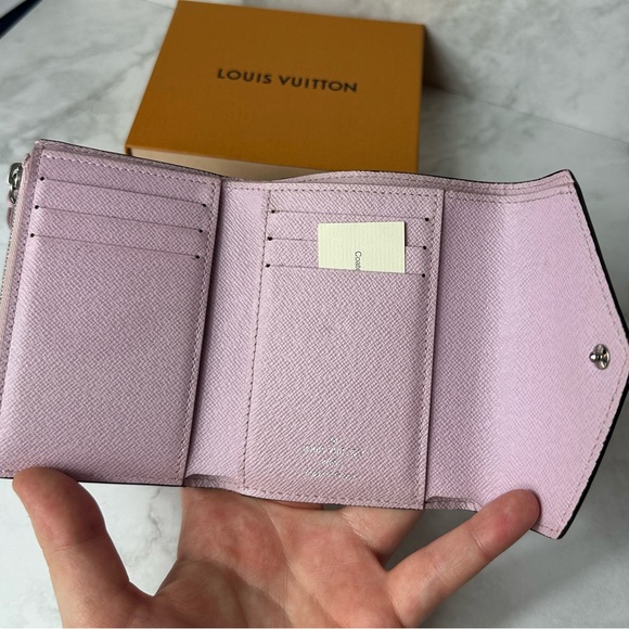 π₯ LOUIS VUITTON EPI TROPICAL VICTORINE COMPACT WALLET π₯ - Picture 6 of 14